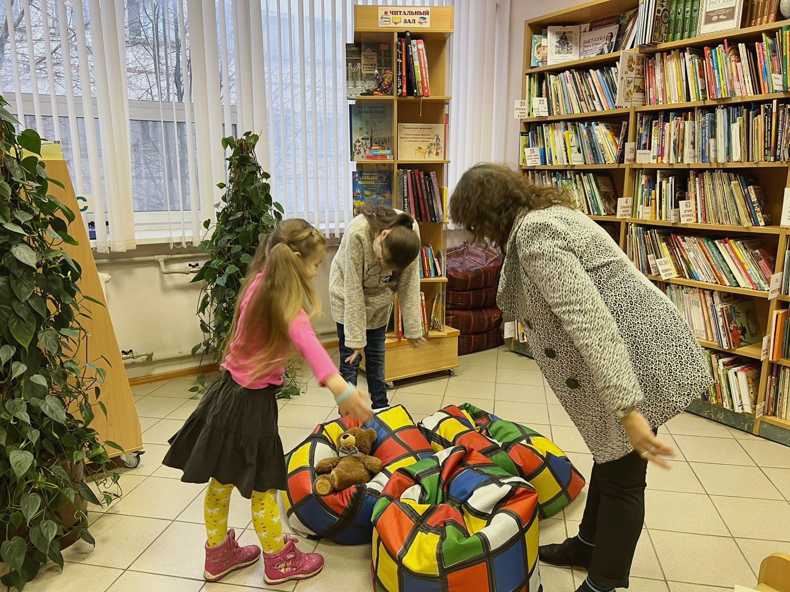 Библиотека звенигород. Игры для детей в библиотеке. Театр в библиотеке для детей. Театр Звенигород.