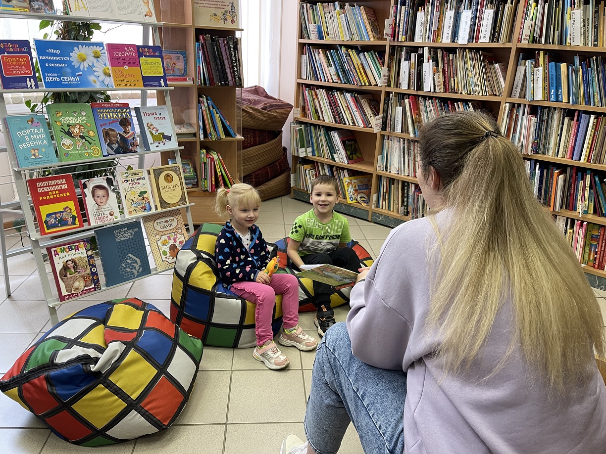 Библиотека звенигород. Мастер класс для детей в библиотеке. Необычные выставки в библиотеке. Мастер-класс для детей интересный. Детская книжная выставка.